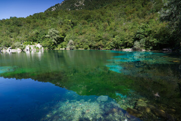 Fototapeta na wymiar The emerald waters of Lake Cornino in the Cornino regional nature reserve, Italy