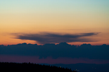 Sonnenuntergang mit Baumspitzen