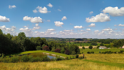 Paisaje de una pradera en el suroeste de Bélgica