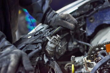 Fototapeta na wymiar hands of a car repairman