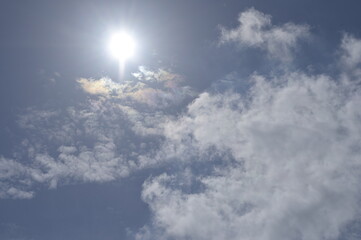 cielo azzurro, parzialmente annuvolato, sole splendente, estate, ferragosto, livertà