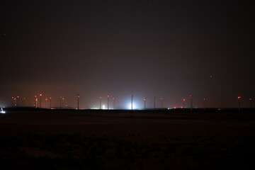 Windräder bei Nacht am Tagebau Jänschwalde, Lichter im Nebel, Windkraftwerk, energie