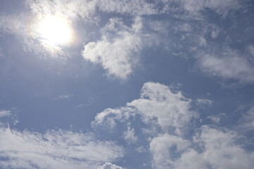 cielo azzurro, parzialmente annuvolato, sole splendente, estate, ferragosto, livertà