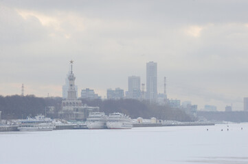 Fototapeta na wymiar Northern river station in winter, Moscow