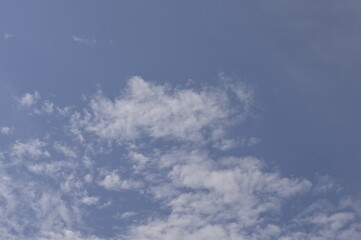 cielo azzurro, parzialmente annuvolato, sole splendente, estate, ferragosto, livertà
