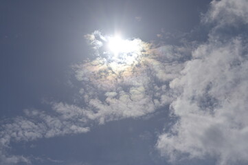 cielo azzurro, parzialmente annuvolato, sole splendente, estate, ferragosto, livertà