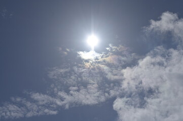 cielo azzurro, parzialmente annuvolato, sole splendente, estate, ferragosto, livertà