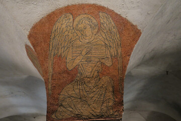 Chapiteau de colonne peint dans  une crypte
