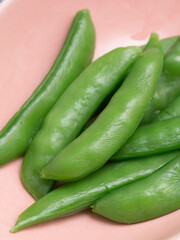 茹でたスナップエンドウ