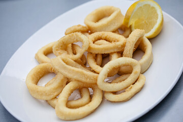 Calamares fritos con limón