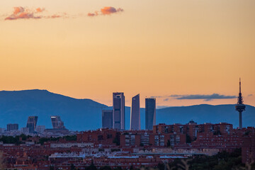 Rascacielos de Madrid al atardecer con montañas de fondo