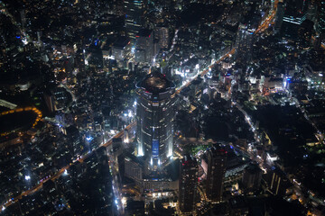 夜の六本木付近を空撮