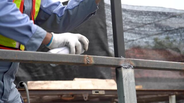 Step to hand painted steel on the welded surface before performing Non-Destructive Testing(NDT) with process Magnetic Particle Testing(MT).,Spraying paint metal