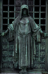 escultura puerta cementerio
