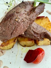 Filet de kangourou, pommes rôties