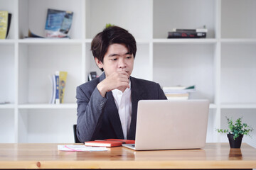 Naklejka premium Financial analyst with business research data information on laptop computer screen in work office..