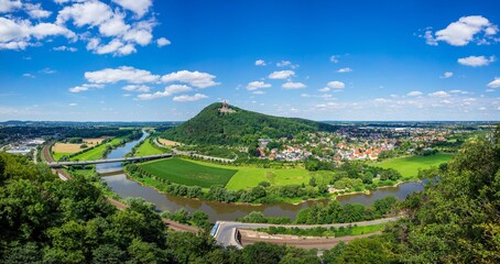 Schöner Blick über die Weser und zum Kaiser-Wilhelm-Denkmal - 364944014