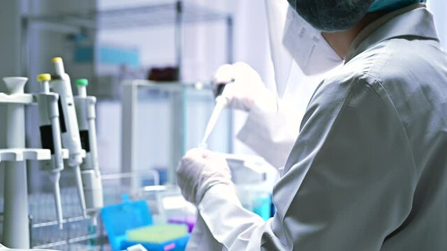 ピペットで薬品を注入する手元