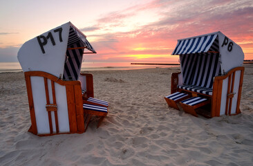  Wybrzeże Morza Bałtyckiego,wschód słońca na piaszczystej plaży w Kołobrzegu ,,Polska.