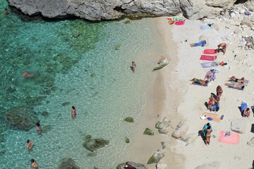 Santa Cesarea Terme - Turisti alla spiaggia di Porto Miggiano