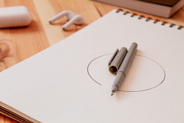 Imagen del escritorio o mesa de trabajo de un dibujante con elementos de dibujo técnico