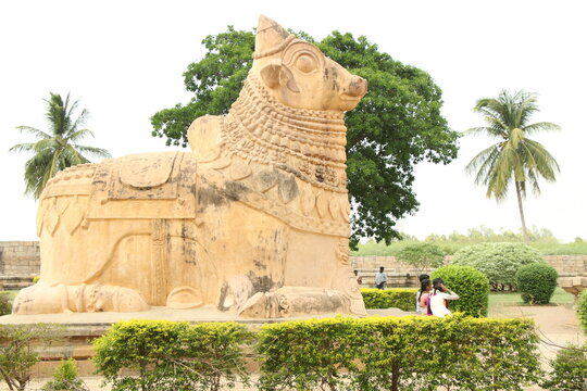 the ancient stone statue in the Gangai konda chola puram