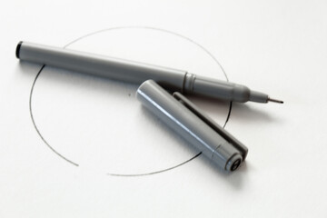 Imagen del escritorio o mesa de trabajo de un dibujante con elementos de dibujo técnico