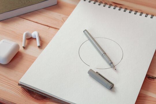 Imagen del escritorio o mesa de trabajo de un dibujante con elementos de dibujo técnico
