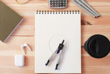 Imagen del escritorio o mesa de trabajo de un dibujante con elementos de dibujo técnico