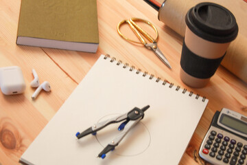 Imagen del escritorio o mesa de trabajo de un dibujante con elementos de dibujo técnico