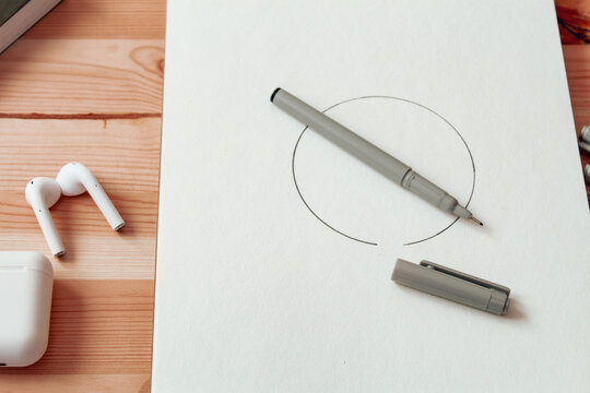 Imagen del escritorio o mesa de trabajo de un dibujante con elementos de dibujo técnico