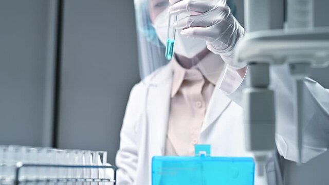 実験室で試験薬を扱う女性