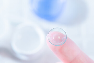 視力矯正・コンタクトレンズを眼に付ける。メガネと付け替え。コンタクトレンズの洗浄。