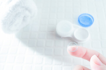 視力矯正・コンタクトレンズを眼に付ける。メガネと付け替え。コンタクトレンズの洗浄。