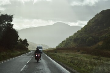 Paisaje de montaña y carretera