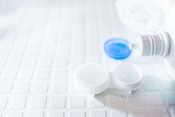 視力矯正・コンタクトレンズを眼に付ける。メガネと付け替え。コンタクトレンズの洗浄。