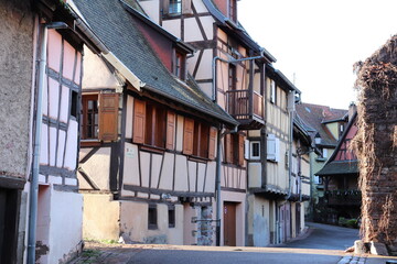 Fototapeta na wymiar narrow street in the old Alsatian town
