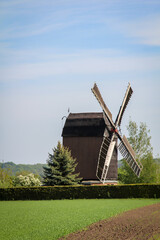 Fototapeta na wymiar Blick auf eine gut erhaltene alte Bockwindmühle. 