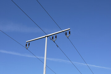 Strommast vor blauem Himmel