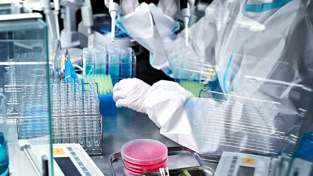 科学実験をする防護服を着た研究員