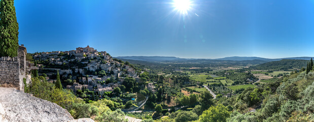 Panorama à Gourdes dans le Luberon dans le Sud de la France