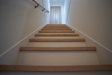 2階へ上がる急な階段