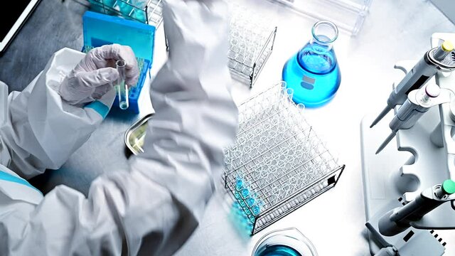 試験薬を扱う研究員の手元