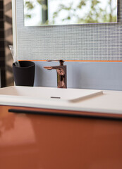 lavabo dans une salle de bain moderne
