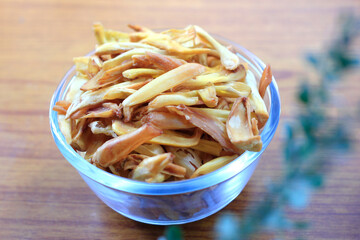 glass bowl of jackfruit chips