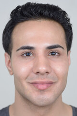 Fototapeta premium Portret młodego mężczyzny przystojny na białym tle