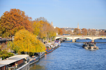 セーヌ川の景色　Beautiful landscape of the river Seine in Paris