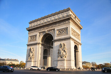 パリの凱旋門　The big triumphal arch in Paris - obrazy, fototapety, plakaty