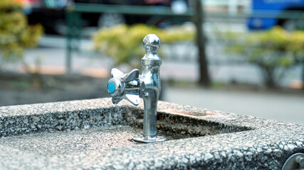 公園の水飲み場の蛇口
