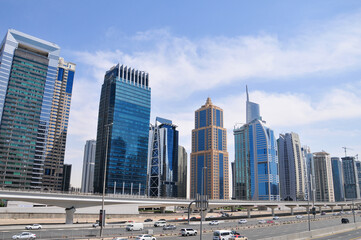 Obraz na płótnie Canvas ドバイの高層ビル群　Dubai wide roads and skyscrapers
